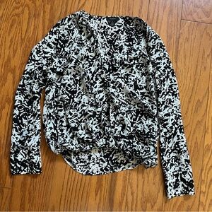 Stylish Black and White Women's Top shirt small s halogen v neck